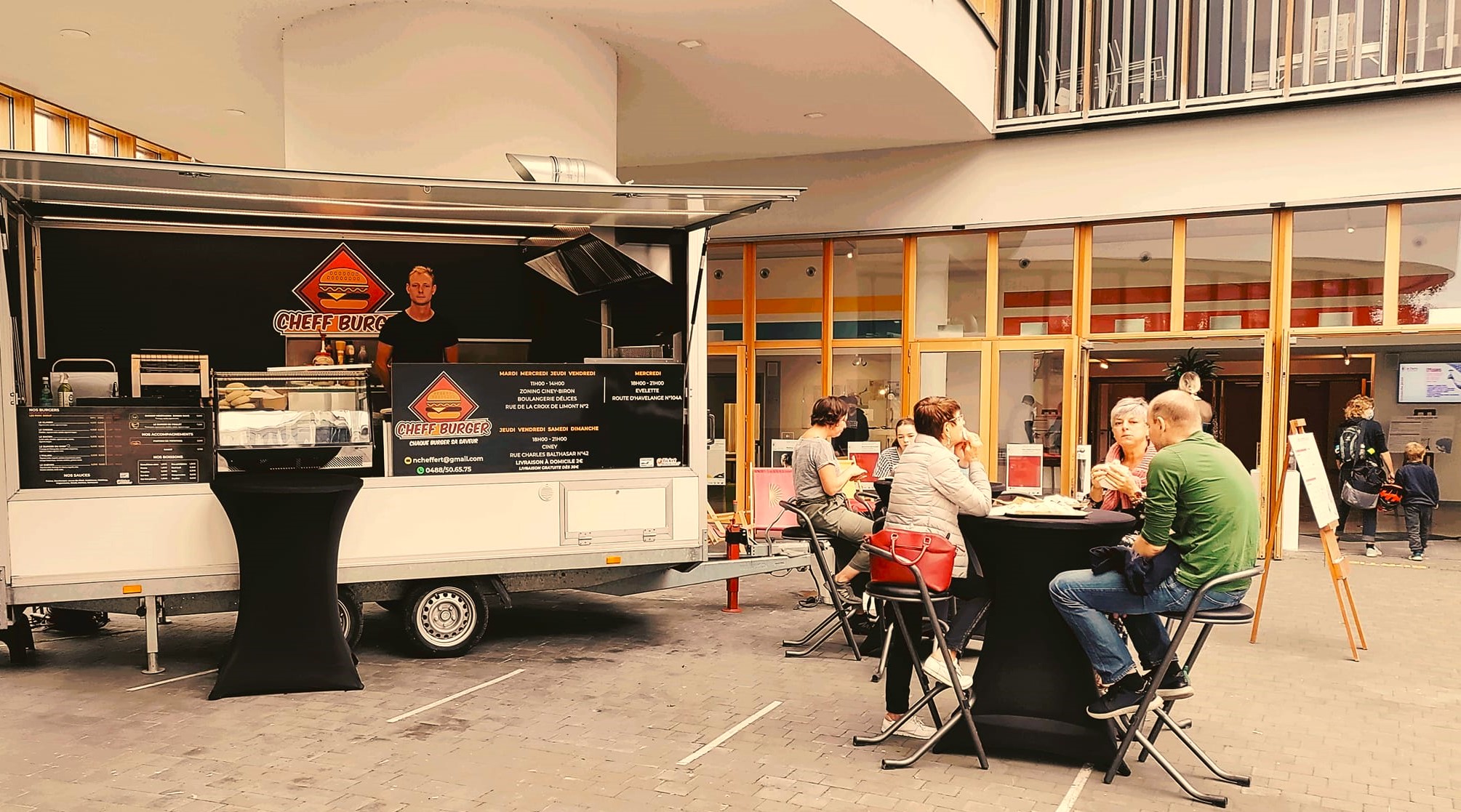 Le food truck à domicile spécialisé en hamburgers faits maison avec produits locaux. Partout en Belgique, faites appel à notre service de food truck à domicile.